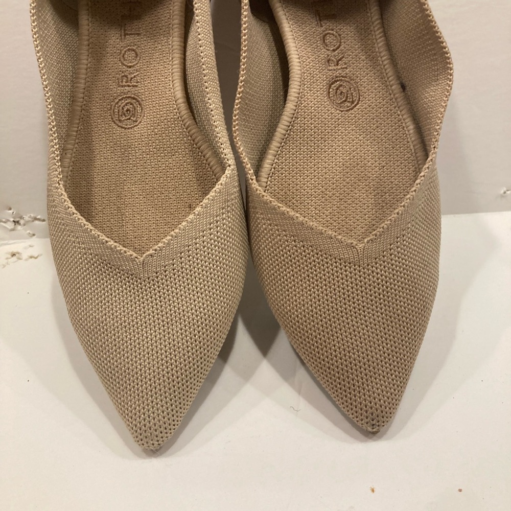 Rothy's pointy toe Ecru beige Flats Size 9 washable knit EUC